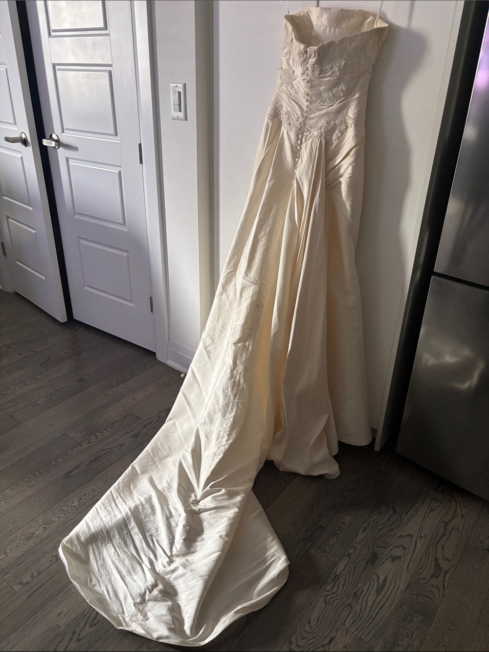 Pronovias Ivory Elegant Strapless Lace-Detail Mermaid Wedding Dress - Picture 6 of 17